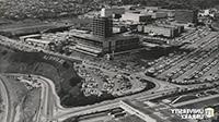萨拉查大厅和辛普森大厦建成后，<a href='http://summer.canvaswinelodge.com'>足彩外围网站</a>, 它的命名争议很大. 1968